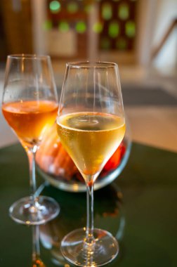 Şampanya, Fransa 'daki yeraltı mağaralarında geleneksel yöntemlerle üretilen brut ve gül şampanyası şampanyası tatma.