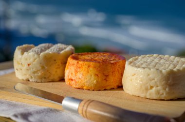 Çeşitli keçi, koyun, paprikadan yapılmış inek peyniri, Portekiz 'de açık havada servis edilen otlar.