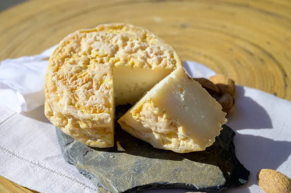 葡萄牙Setubal地区的当地葡萄牙成熟奶酪Queijo Serpa的味道 — 图库照片