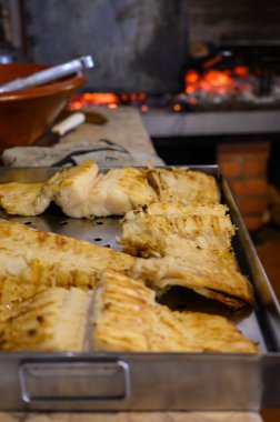 Portekiz 'de küçük bir köy restoranında ızgarada ızgara yapılmış morina balığı, tuzlu bacalhau.