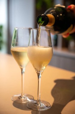 Şampanya, Fransa 'daki yeraltı mağaralarında geleneksel yöntemle üretilen Brut ve Rezerv Grand Cru şampanyası.