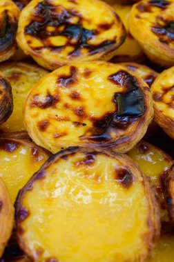 Portekiz 'in geleneksel tatlı tatlısı Pastel de nata yumurta kremalı tart pastası Portekiz' in Lizbon bölgesindeki fırında sergilenmektedir.