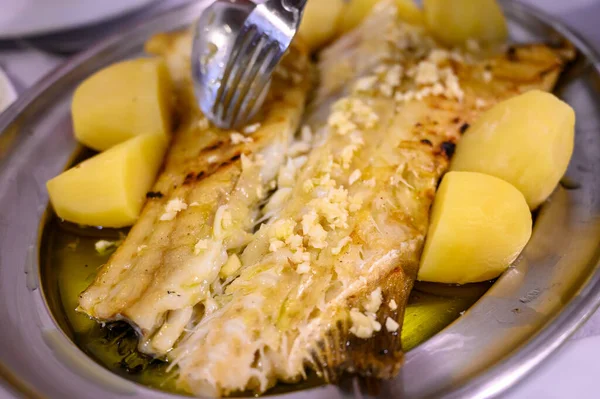 在葡萄牙的鱼餐馆里 用白鱼和土豆一起食用的烤鱼片 — 图库照片
