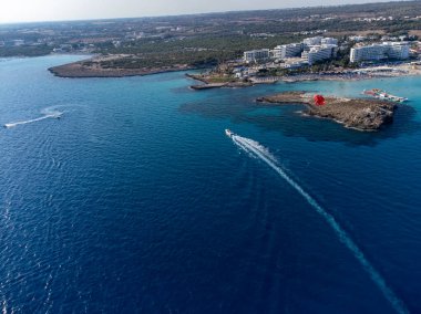 Kıbrıs 'ın Ayia Napa plajı yakınlarındaki Akdeniz' de mavi kristal berrak su üzerindeki hava panoramik manzarası. Deniz tatili.