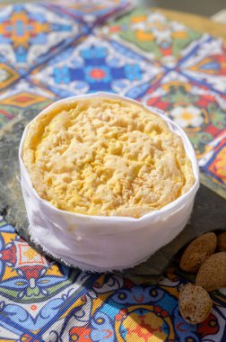 Portekiz 'in Setubal bölgesindeki yerel Portekiz peyniri queijo serpa tadında.