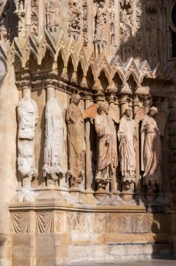 Eski Fransız şehri Reims, Fransa 'nın merkezindeki Notre-Dame' daki Gotik Katolik Katedrali 'nin ayrıntılarına bakın.