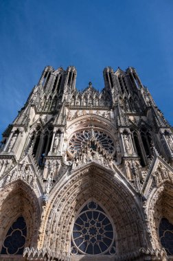 Eski Fransız şehri Reims, Fransa 'nın merkezindeki Gotik Roma Katolik katedrali Notre-Dame' ın güneşli bir günde detaylı görüntüsüne bakın.