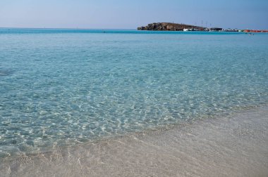 Kıbrıs Rum Kesimi 'nin Ayia Napa plajındaki Akdeniz' de mavi kristal berraklığında panoramik manzara. Deniz tatili.