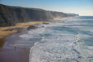 Atlantik Okyanusu 'ndaki Magoito Sahili, Sintra Sahili' ndeki güzel kumlu plaj, Lizbon Bölgesi, Portekiz, Sintra-Cascais Doğal Parkı 'nın doğal ilgi noktaları.