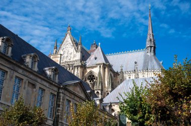 Eski Fransız kenti Reims 'in orta kesimindeki Gotik Roma Katolik katedrali Notre-Dame Kilisesi' ne arkadan bak. Güneşli bir günde Fransa 'da.