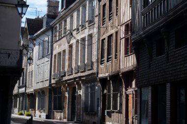Troyes 'in ortaçağ merkezi yarı ağaçlı evleri ve dar sokakları olan eski şehri.