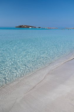 Kıbrıs Rum Kesimi 'nin Ayia Napa plajındaki Akdeniz' de mavi kristal berraklığında panoramik manzara. Deniz tatili.