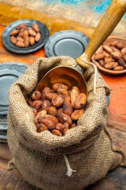 Sıcak çikolata, çikolata, tereyağı ve katı maddelerde kullanılan kakao veya kakao çekirdekleri.