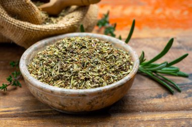 Bitkiler de Provence, tipik Provence bölgesinin tipik kurutulmuş otlarının karışımı, genellikle lezzetli, marjoram, biberiye, kekik, kekik, lavanta yaprakları, ızgara yemek ve güveçte kullanılır.