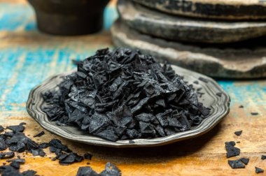 Karadeniz tuzu yaklaşın, yemeklerinize dram ve stil katın. Kıbrıs Rum Kesimi 'ne özgü parlak siyah piramit şeklindeki kristale serpiştirin.