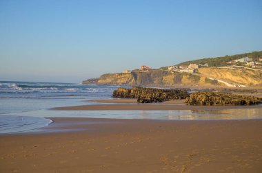 Atlantik Okyanusu 'ndaki Magoito Sahili, Sintra kıyısındaki güzel kumlu sahil gelgit sırasında, Lizbon bölgesi, Portekiz, Sintra-Cascais Doğal Parkı' nın doğal ilgi noktaları.