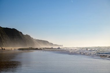 Atlantik Okyanusu 'ndaki Magoito Sahili, Sintra kıyısındaki güzel kumlu sahil gelgit sırasında, Lizbon bölgesi, Portekiz, Sintra-Cascais Doğal Parkı' nın doğal ilgi noktaları.