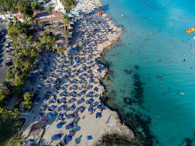 Kıbrıs 'ın Ayia Napa plajı yakınlarındaki Akdeniz' de mavi kristal berrak su üzerindeki hava panoramik manzarası. Deniz tatili.