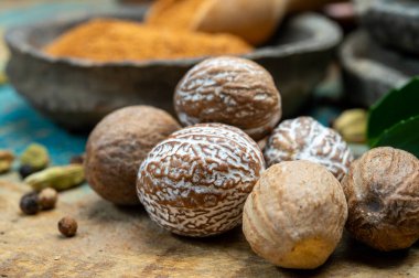 Nutmeg tozu. Makro manzaralı, fındıklı ve rendelenmiş muscat fındıklı. Kapat.