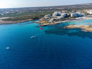 Kıbrıs 'ın Ayia Napa plajı yakınlarındaki Akdeniz' de mavi kristal berrak su üzerindeki hava panoramik manzarası. Deniz tatili.