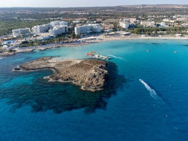 Kıbrıs 'ın Ayia Napa plajı yakınlarındaki Akdeniz' de mavi kristal berrak su üzerindeki hava panoramik manzarası. Deniz tatili.