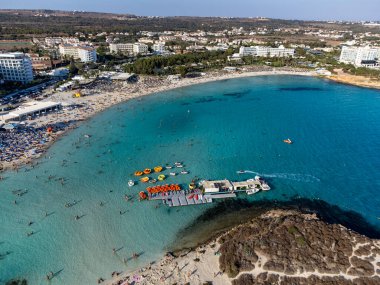 Kıbrıs 'ın Ayia Napa plajı yakınlarındaki Akdeniz' de mavi kristal berrak su üzerindeki hava panoramik manzarası. Deniz tatili.