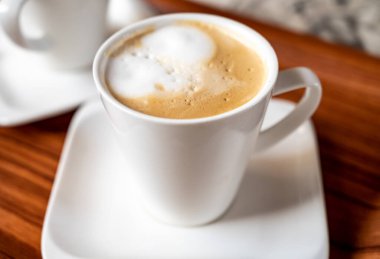 Fransa 'da açık bir kafede servis edilen sütlü kahve. Kapatın.