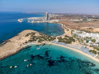 Kıbrıs 'ın Ayia Napa plajı yakınlarındaki Akdeniz' de mavi kristal berrak su üzerindeki hava panoramik manzarası. Deniz tatili.
