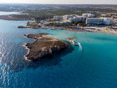 Kıbrıs 'ın Ayia Napa plajı yakınlarındaki Akdeniz' de mavi kristal berrak su üzerindeki hava panoramik manzarası. Deniz tatili.