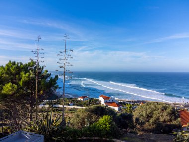 Atlantik Okyanusu 'ndaki Magoito Sahili, Sintra Sahili' ndeki güzel kumlu plaj, Lizbon Bölgesi, Portekiz, Sintra-Cascais Doğal Parkı 'nın doğal ilgi noktaları.
