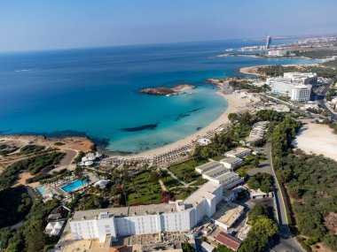 Kıbrıs 'ın Ayia Napa plajı yakınlarındaki Akdeniz' de mavi kristal berrak su üzerindeki hava panoramik manzarası. Deniz tatili.