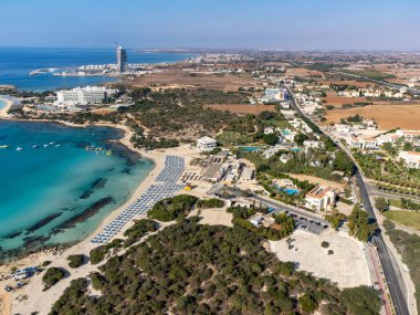 Kıbrıs 'ın Ayia Napa plajı yakınlarındaki Akdeniz' de mavi kristal berrak su üzerindeki hava panoramik manzarası. Deniz tatili.