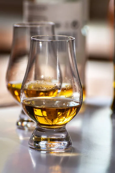 Degustación Whisky Vasos Cata Forma Tulipán Con Dram Whisky Escocés — Foto de Stock