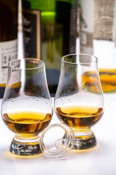 Ochutnávka Whisky Sklenice Tvaru Tulipánu Douškem Skotské Nebo Míchané Whisky — Stock fotografie