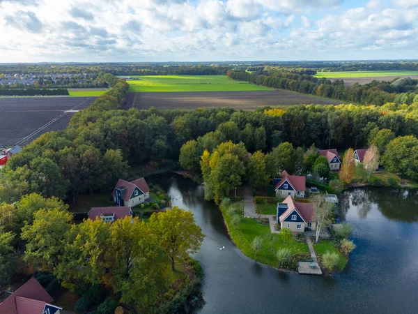 Hollanda manzarası, Hollanda 'nın Drenthe ilindeki evler ve göllere sonbaharda hava manzarası