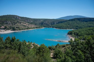 Fransa 'nın Provence kentindeki Bauduen köyü yakınlarındaki Verdon' da mavi St. Croix gölünün panoramik hava manzarası