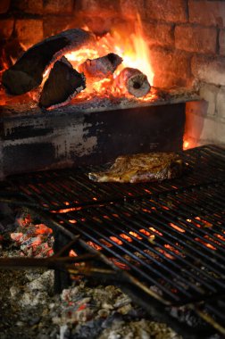 Portekiz 'de küçük bir köy restoranında ızgarada ızgara sığır pirzolası.