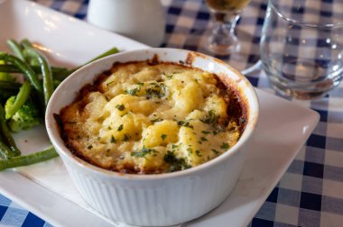 Baharatlı mercimek ve mantarlı turta. Yavaş yavaş kırmızı şarapta pişiyor.