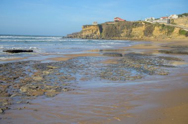 Atlantik Okyanusu 'ndaki Magoito Sahili, Sintra Sahili' ndeki güzel kumlu plaj, Lizbon Bölgesi, Portekiz, Sintra-Cascais Doğal Parkı 'nın doğal ilgi noktaları.