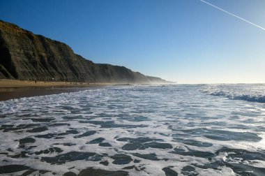 Atlantik Okyanusu 'ndaki Magoito Sahili, Sintra Sahili' ndeki güzel kumlu plaj, Lizbon Bölgesi, Portekiz, Sintra-Cascais Doğal Parkı 'nın doğal ilgi noktaları.