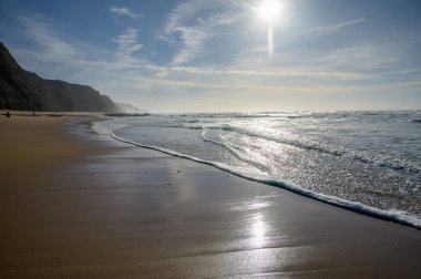 Atlantik Okyanusu 'ndaki Magoito Sahili, Sintra Sahili' ndeki güzel kumlu plaj, Lizbon Bölgesi, Portekiz, Sintra-Cascais Doğal Parkı 'nın doğal ilgi noktaları.