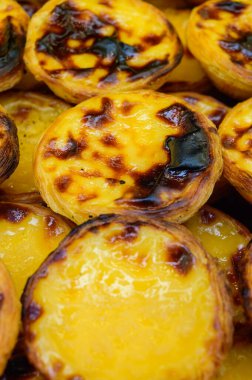 Portekiz 'in geleneksel tatlı tatlısı Pastel de nata yumurta kremalı tart pastası Portekiz' in Lizbon bölgesindeki fırında sergilenmektedir.