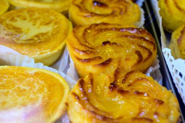 Lizbon, Portekiz 'deki fırında sergilenen tatlı pastalar.