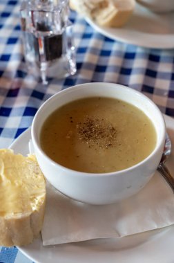 Geleneksel İskoç vejetaryen yemekleri, pırasalı patates çorbası, Edinburgh, İskoçya 'nın en eski barında servis ediliyor.