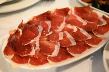 Iberico domuz jamonu dilimleri hazır. Kapatın.