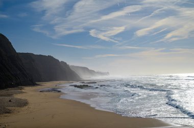 Atlantik Okyanusu 'ndaki Magoito Sahili, Sintra Sahili' ndeki güzel kumlu plaj, Lizbon Bölgesi, Portekiz, Sintra-Cascais Doğal Parkı 'nın doğal ilgi noktaları.