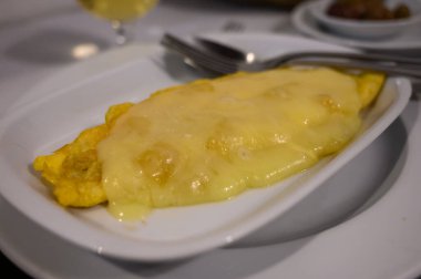 Vejetaryen kahvaltısı, kafede peynirli omlet.