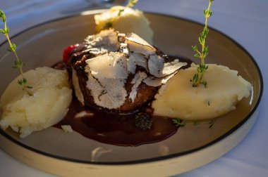 Fransız restoranında taze mantarlı biftek ve patates püresi ile servis edilir.