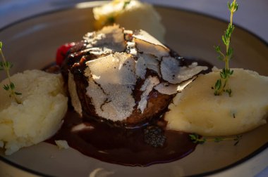 Fransız restoranında taze mantarlı biftek ve patates püresi ile servis edilir.