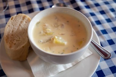 Geleneksel İskoç beyaz krema çorbası, füme çayır balığı, patates, havuç ve pırasa, İskoçya